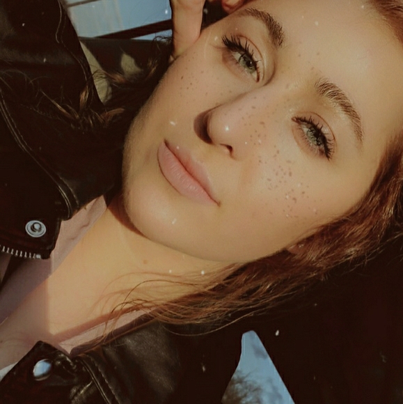 Meet your Posher, Hailey 🤙 - Picture 1 of 1